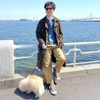 С чем носить бело-синюю водолазку мужчине