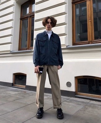 С чем носить бело-синюю водолазку мужчине