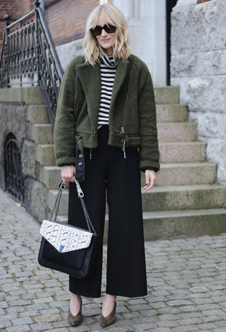 С чем носить бело-синюю водолазку женщине