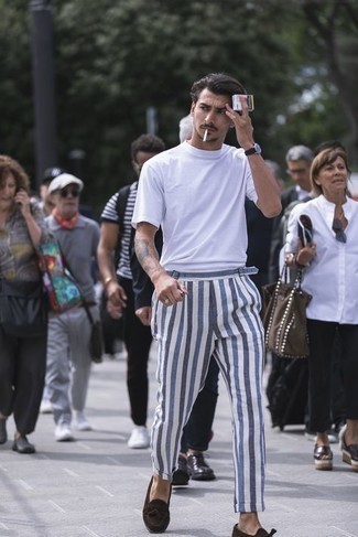 С чем носить бело-синие брюки чинос в вертикальную полоску