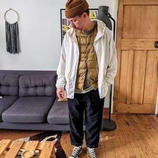 Какие брюки чинос носить с бело-синей ветровкой