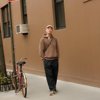 С чем носить бело-коричневую бейсболку мужчине