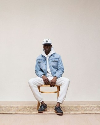 С чем носить бело-коричневую бейсболку мужчине