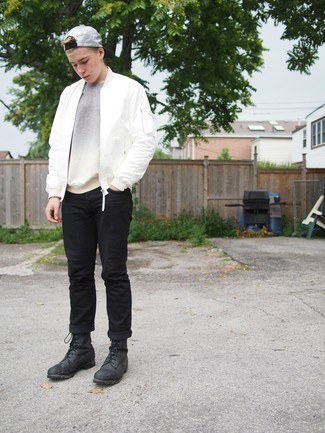 Какие джинсы носить с бело-коричневым бомбером мужчине