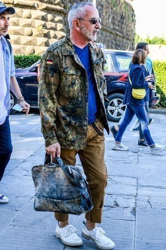 Какие брюки чинос носить с бело-коричневыми брогами