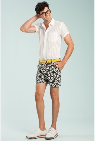 Какие шорты носить с бело-коричневыми брогами