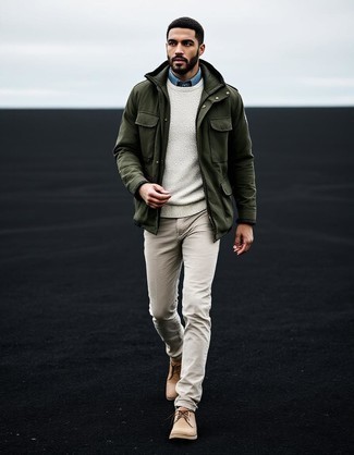 С чем носить бело-коричневый свитер с круглым вырезом мужчине