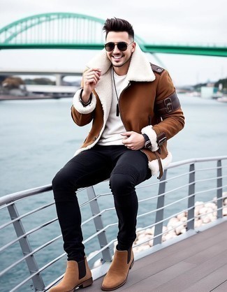 С чем носить бело-коричневый свитер с круглым вырезом мужчине