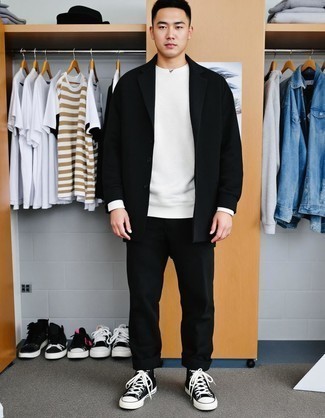 С чем носить бело-коричневый свитер с круглым вырезом мужчине