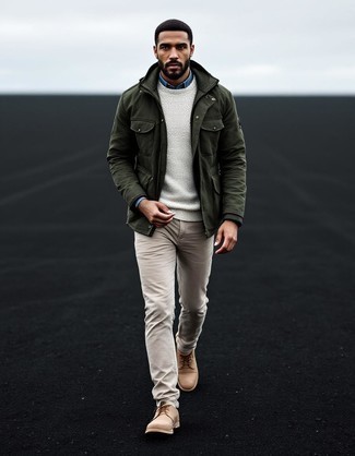 С чем носить бело-коричневый свитер с круглым вырезом мужчине