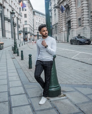 С чем носить бело-коричневый свитер с круглым вырезом мужчине