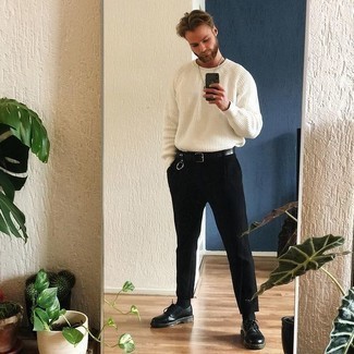 С чем носить бело-коричневый свитер с круглым вырезом мужчине