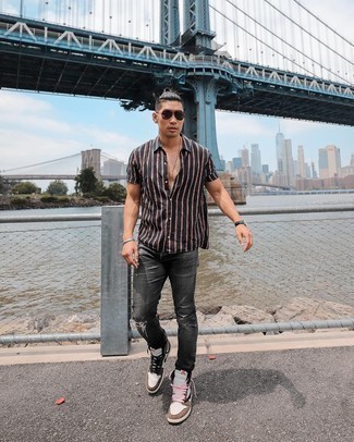 С чем носить бело-коричневые высокие кеды мужчине