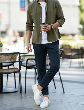 С чем носить бело-коричневые низкие кеды мужчине