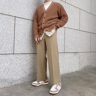 С чем носить бело-коричневые низкие кеды мужчине