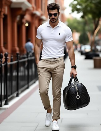 С чем носить бело-коричневую футболку-поло мужчине