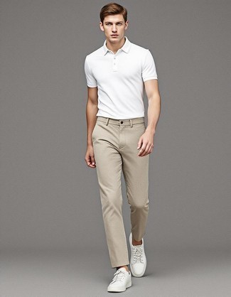 С чем носить бело-коричневую футболку-поло мужчине