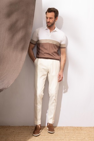 С чем носить бело-коричневую футболку-поло мужчине
