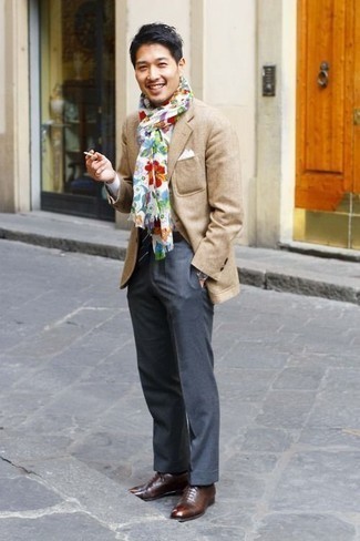 С чем носить бело-коричневый шарф мужчине