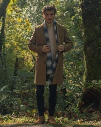 С чем носить бело-коричневый шарф мужчине