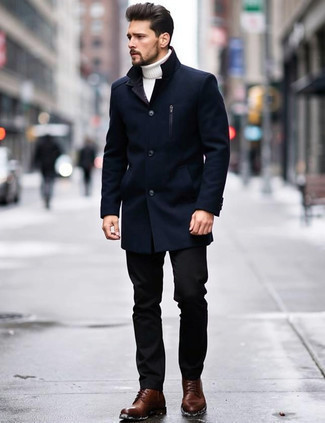 Какие брюки чинос носить с бело-коричневой водолазкой