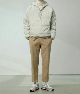 С чем носить бело-коричневую водолазку мужчине