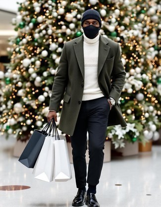 С чем носить бело-коричневую водолазку мужчине