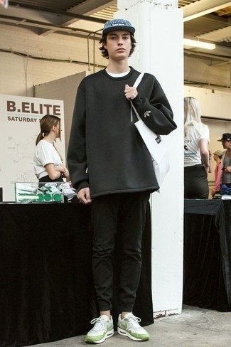 С чем носить бело-зеленые кроссовки мужчине