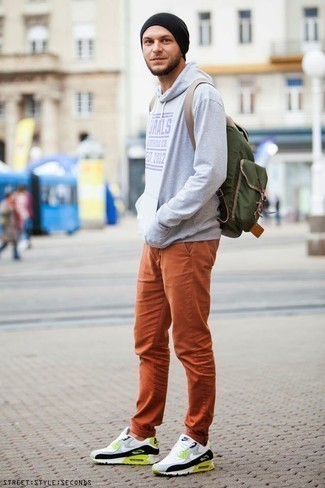 С чем носить бело-зеленые кроссовки мужчине