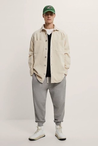 С чем носить бело-зеленую бейсболку мужчине