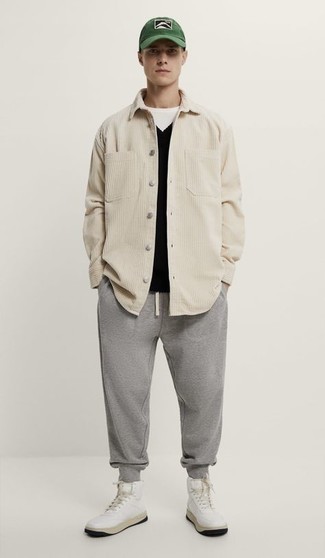 С чем носить бело-зеленую бейсболку мужчине