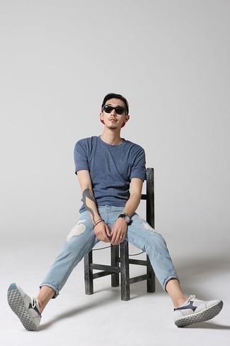 Какие джинсы носить с бело-темно-синими кроссовками мужчине