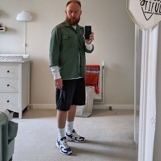 С чем носить бело-темно-синие кроссовки мужчине