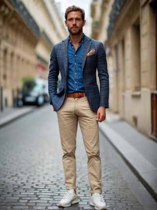 С чем носить бело-темно-синие кроссовки мужчине