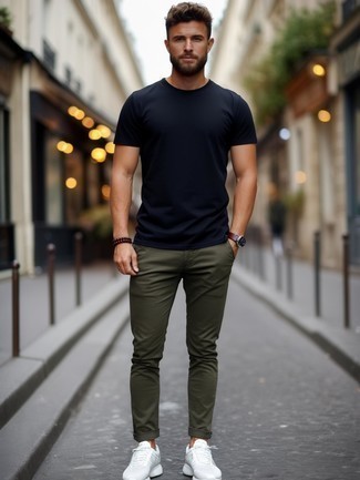 С чем носить бело-темно-синие кроссовки мужчине