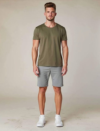 С чем носить бело-темно-синие кроссовки мужчине