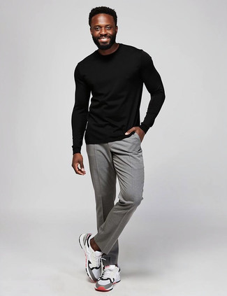 С чем носить бело-темно-синие кроссовки мужчине