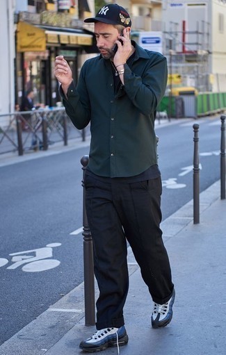 С чем носить бело-темно-синие кроссовки мужчине