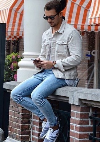 С чем носить бело-темно-синие кроссовки мужчине