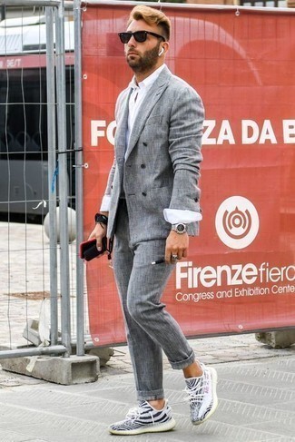 С чем носить бело-темно-синие кроссовки мужчине