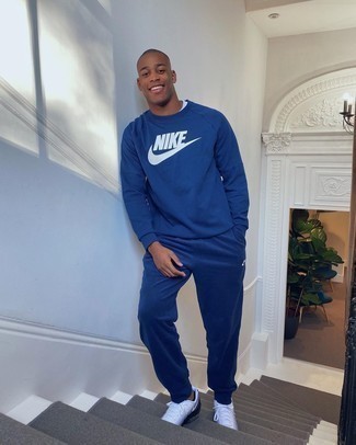 С чем носить бело-темно-синие кроссовки мужчине