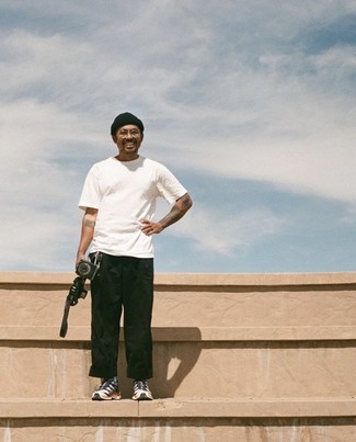 С чем носить бело-темно-синие кроссовки мужчине