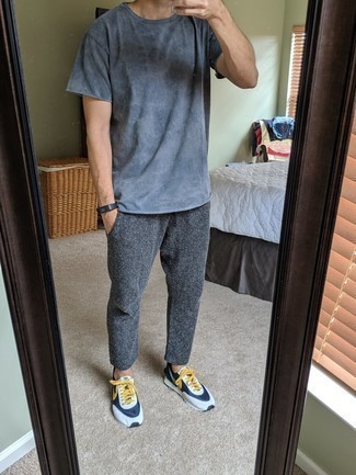 С чем носить бело-темно-синие кроссовки мужчине