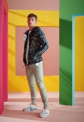 С чем носить бело-темно-синие кроссовки мужчине