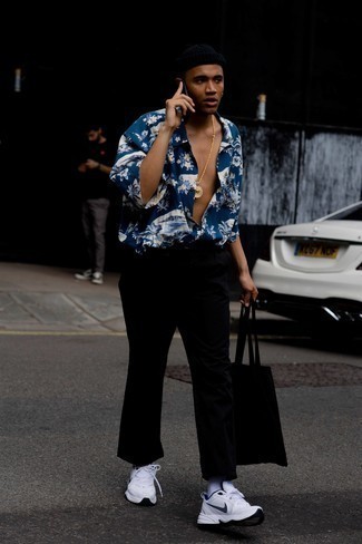 С чем носить бело-темно-синие кроссовки мужчине