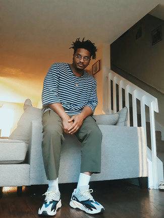 С чем носить бело-темно-синие кроссовки мужчине