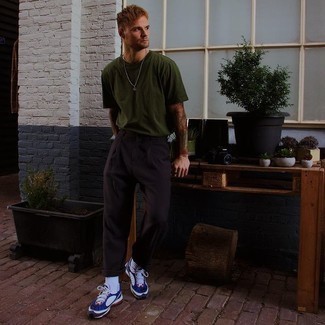 С чем носить бело-темно-синие кроссовки мужчине