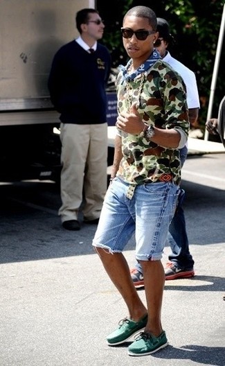 С чем носить бело-темно-синюю бандану мужчине