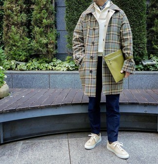 С чем носить бело-темно-синюю бандану мужчине