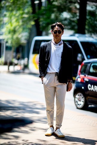 С чем носить бело-темно-синюю бандану мужчине